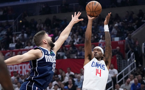 Maxi Kleber (l) von den Dallas Mavericks machte gegen die Los Angeles Clippers ein starkes Spiel. - Foto: Mark J. Terrill/AP