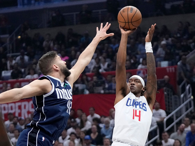 Maxi Kleber (l) von den Dallas Mavericks machte gegen die Los Angeles Clippers ein starkes Spiel. - Foto: Mark J. Terrill/AP