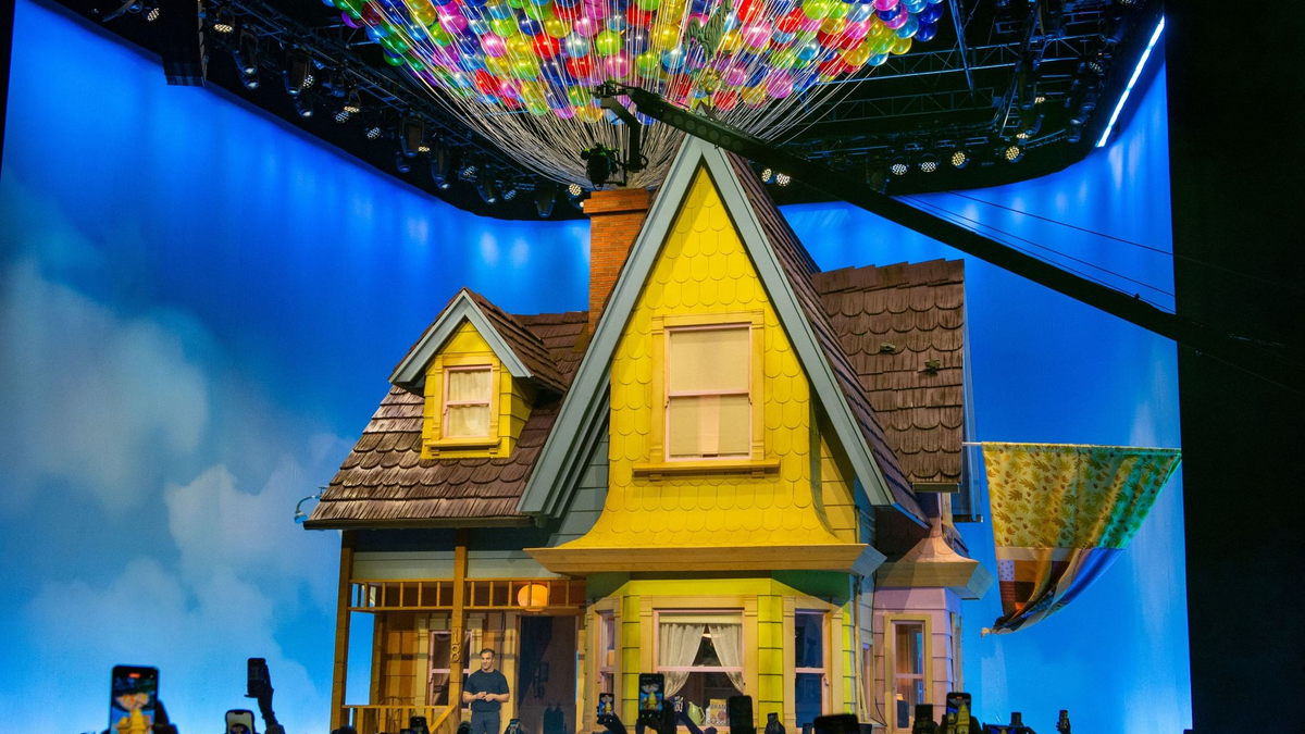 Eine besondere Übernachtung: Airbnb hat das schwebende Haus aus dem Animationsfilm «Oben» nachgebaut. - Foto: Andrej Sokolow/dpa