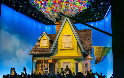 Eine besondere Übernachtung: Airbnb hat das schwebende Haus aus dem Animationsfilm «Oben» nachgebaut. - Foto: Andrej Sokolow/dpa