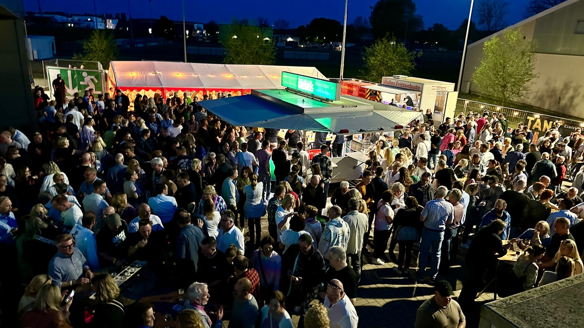 FW Alpen: Großer Andrang beim Tanz in den Mai - Foto: presseportal.de