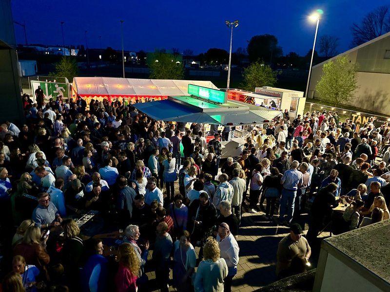 FW Alpen: Großer Andrang beim Tanz in den Mai - Foto: presseportal.de