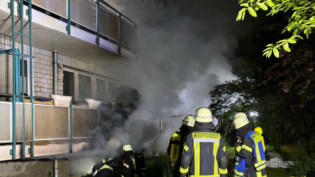 FW Bad Honnef: 100 Einsatzkräfte bei ausgedehntem Kellerbrand gefordert - Foto: presseportal.de
