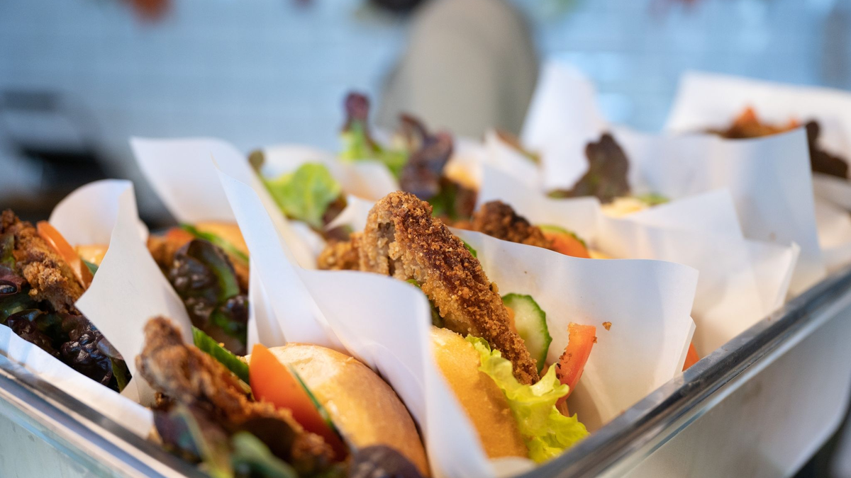 Schnitzelbrötchen aus Soja: Fleischersatzprodukte sind zunehmend gefragt in Deutschland (Symbolbild). - Foto: Sebastian Kahnert/dpa