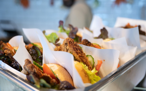 Schnitzelbrötchen aus Soja: Fleischersatzprodukte sind zunehmend gefragt in Deutschland (Symbolbild). - Foto: Sebastian Kahnert/dpa Schnitzelbrötchen aus Soja: Fleischersatzprodukte sind zunehmend gefragt in Deutschland (Symbolbild). - Foto: Sebastian Kahnert/dpa