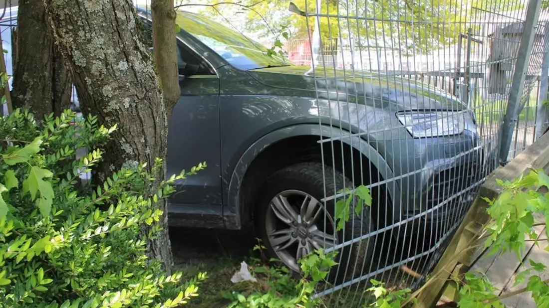 POL-RBK: Overath - Pkw fährt in Kita-Zaun - Drei Personen leicht verletzt - Bild: presseportal.de