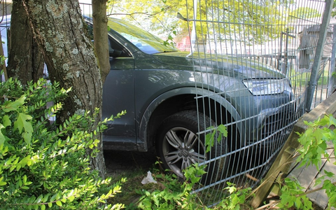 POL-RBK: Overath - Pkw fährt in Kita-Zaun - Drei Personen leicht verletzt - Foto: presseportal.de