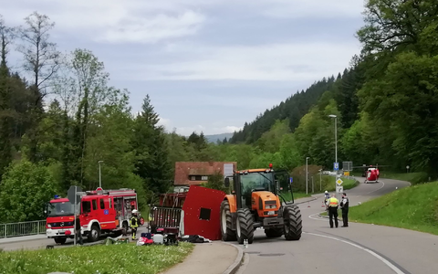 Unfall mit Maiwagen: Rettungskräfte neben dem umgestürzten Maiwagen in Kandern. - Foto: Gudrun Gehr/Oberbadisches Verlagshaus/dpa