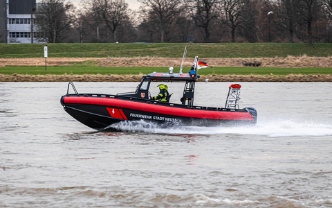 FW-NE: Kanufahrer durch Unwetter auf dem Rhein gekentert | Schiffsführer retten Gekenterten - Foto: presseportal.de