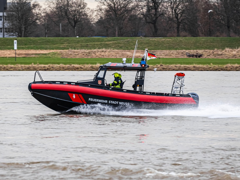 FW-NE: Kanufahrer durch Unwetter auf dem Rhein gekentert | Schiffsführer retten Gekenterten - Foto: presseportal.de