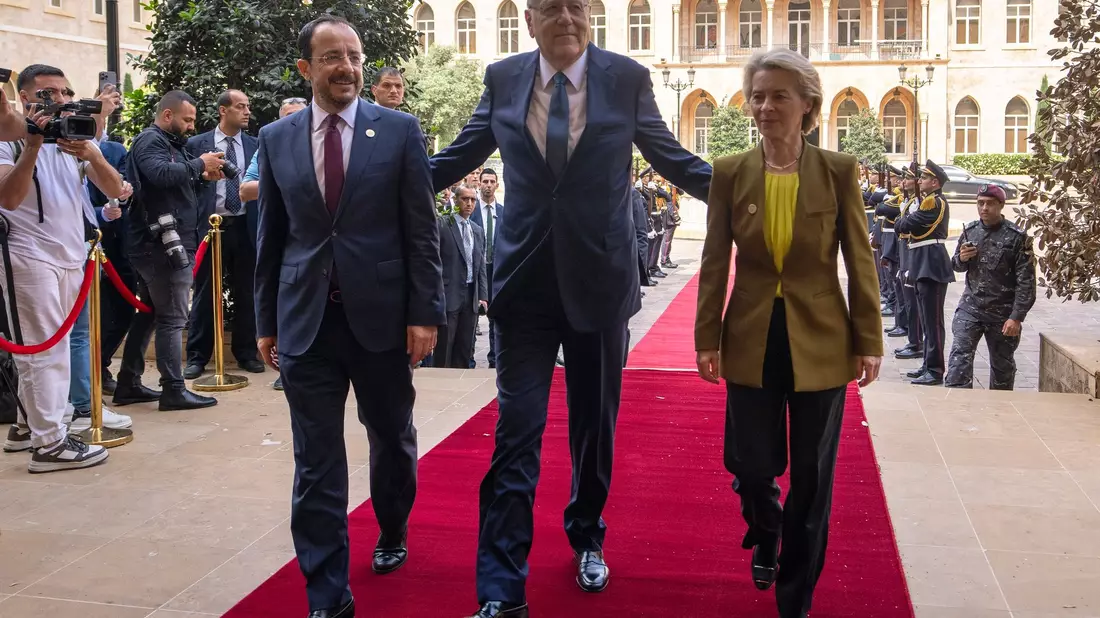 Schiebt den Flüchtlingsdeal an: der libanesische Ministerpräsident Nadschib Mikati (M) mit dem zypriotischen Präsidenten Nikos Christodoulidis und EU-Kommissionspräsidentin Ursula von der Leyen. - Bild: Hassan Ammar/AP