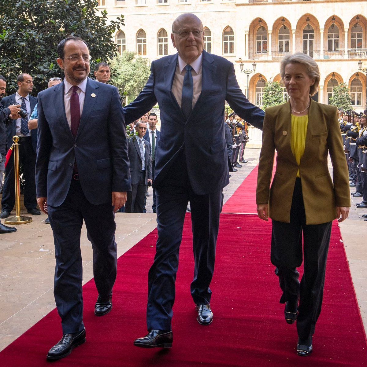 Schiebt den Flüchtlingsdeal an: der libanesische Ministerpräsident Nadschib Mikati (M) mit dem zypriotischen Präsidenten Nikos Christodoulidis und EU-Kommissionspräsidentin Ursula von der Leyen. - Foto: Hassan Ammar/AP