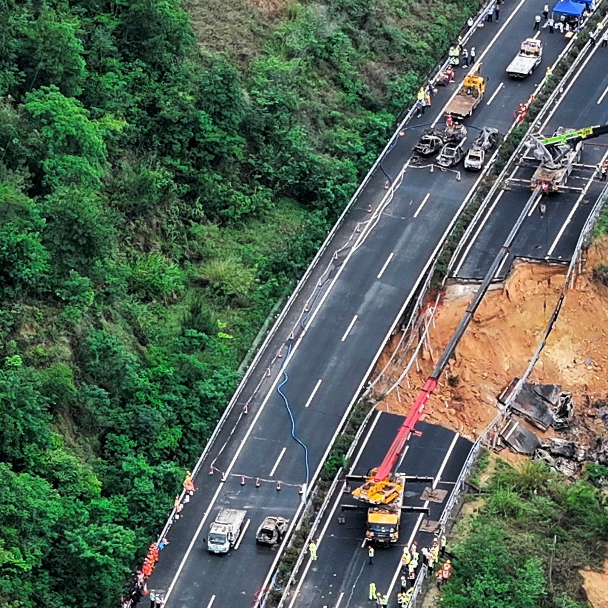 Ein Teil der Fahrbahn stürzte den Hang hinab. - Foto: Xinhua News Agency/dpa