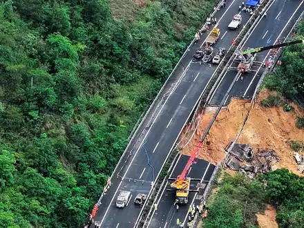 Ein Teil der Fahrbahn stürzte den Hang hinab. - Foto: Xinhua News Agency/dpa