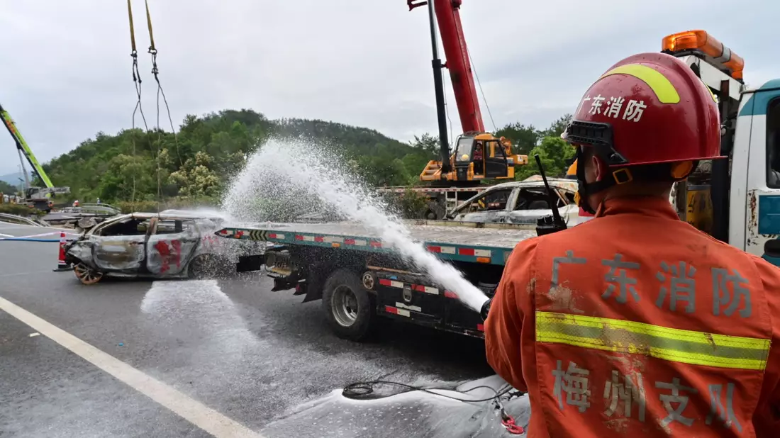 Feuerwehrleute an der Unfallstelle. - Bild: --/XinHua/dpa