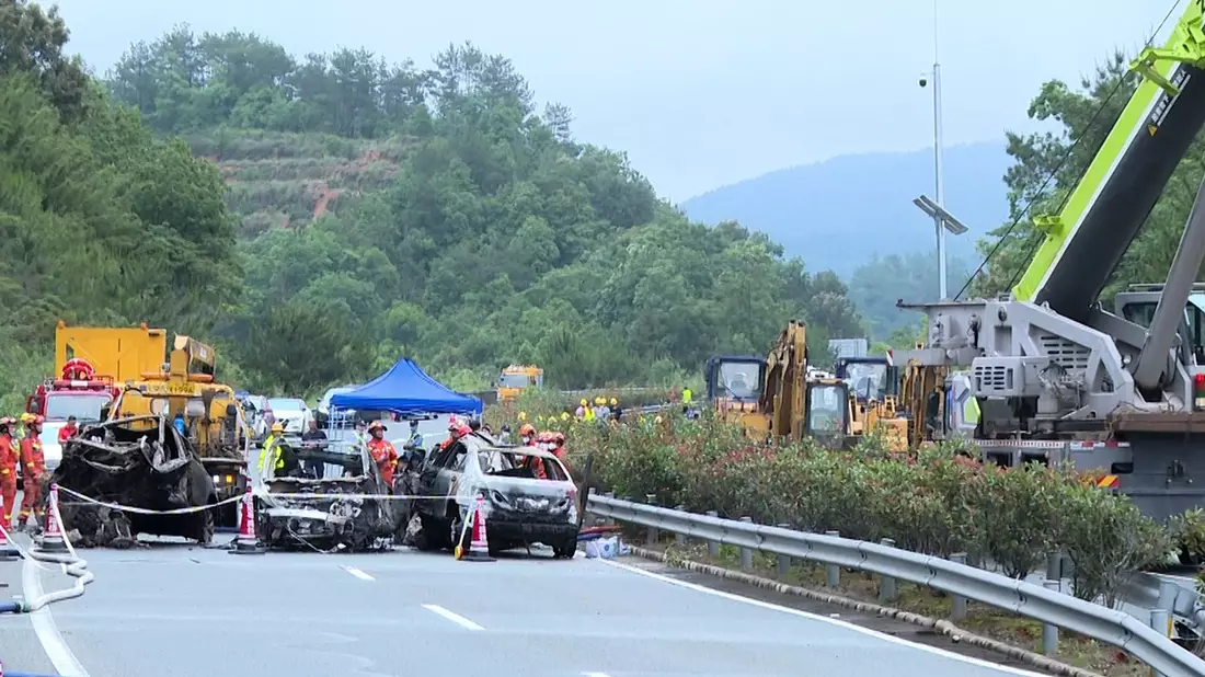 Rettungskräfte an der Unfallstelle. - Bild: ---/XinHua/dpa