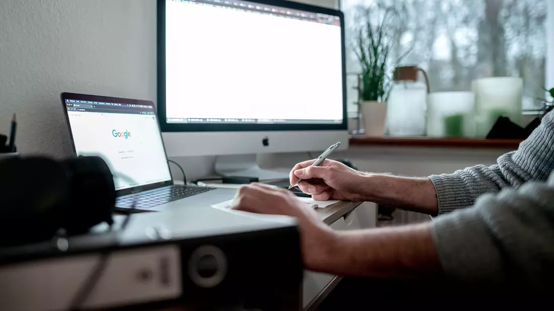 Arbeiten zu Hause - und im Büro: Der Umfrage zufolge bezeichnet eine Merheit eine Kombination als optimal (Symbolbild). - Bild: Fabian Strauch/dpa
