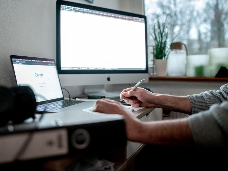 Seit der Corona-Pandemie hat sich das Homeoffice fest etabliert. (Archivbild) - Foto: Fabian Strauch/dpa