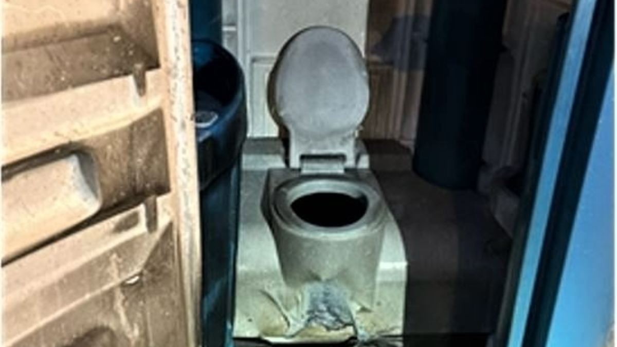 POL-ME: Mobile Toilettenkabine ausgebrannt - die Polizei bittet um Hinweise - Mettmann - 2405006 - Foto: presseportal.de