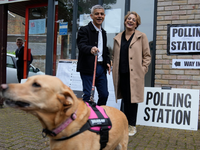 Londons Bürgermeister Sadiq Khan kommt mit seiner Frau Saadiya Ahmed und dem gemeinsamen Hund zur Stimmabgabe. - Foto: Kin Cheung/AP