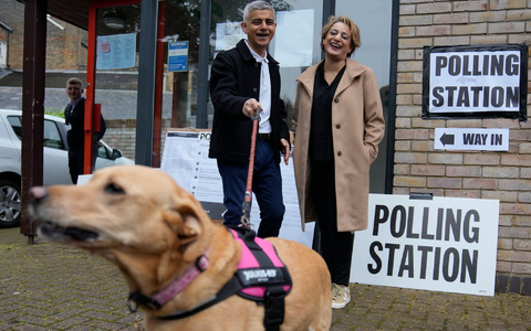 Londons Bürgermeister Sadiq Khan kommt mit seiner Frau Saadiya Ahmed und dem gemeinsamen Hund zur Stimmabgabe. - Foto: Kin Cheung/AP
