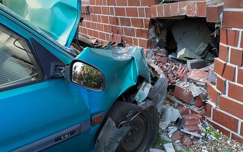 POL-WHV: Verkehrsunfall in Varel-Obenstrohe - Alkoholisierter Pkw-Fahrer prallt mit seinem Fahrzeug gegen eine Hauswand - Foto: presseportal.de