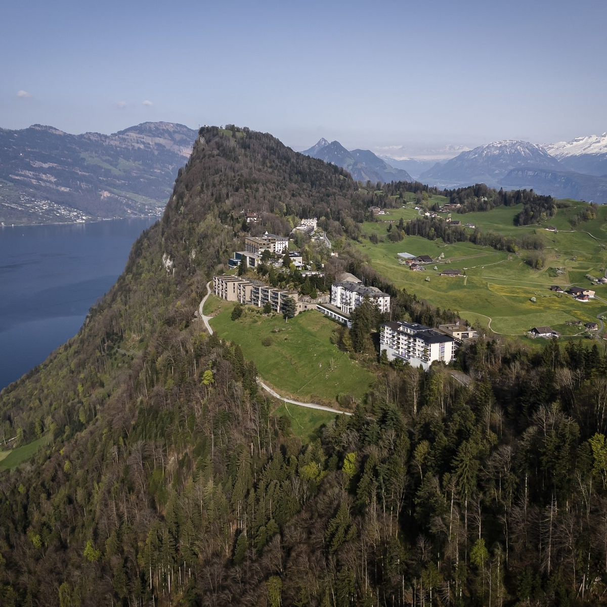 Im Bürgenstock Resort auf dem Berg Bürgenstock oberhalb des Vierwaldstättersees beginnt heute eine zweitägige Konferenz zum Frieden in der Ukraine. - Foto: Michael Buholzer/KEYSTONE/dpa