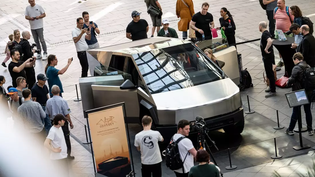 Teslas Cybertruck in der Mall of Berlin. Das Fahrzeug wird ab dieser Woche bis zum 7. Juli an über 100 Standorten in 20 Ländern zu sehen sein. - Bild: Fabian Sommer/dpa