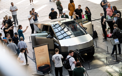 Nach jahrelanger Verzögerung hatte Tesla Ende 2023 mit der Auslieferung des Pick-ups mit markanter Edelstahl-Karosserie begonnen. - Foto: Fabian Sommer/dpa Nach jahrelanger Verzögerung hatte Tesla Ende 2023 mit der Auslieferung des Pick-ups mit markanter Edelstahl-Karosserie begonnen. - Foto: Fabian Sommer/dpa