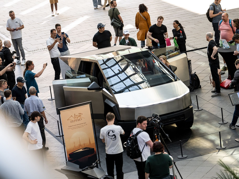Nach jahrelanger Verzögerung hatte Tesla Ende 2023 mit der Auslieferung des Pick-ups mit markanter Edelstahl-Karosserie begonnen. - Foto: Fabian Sommer/dpa