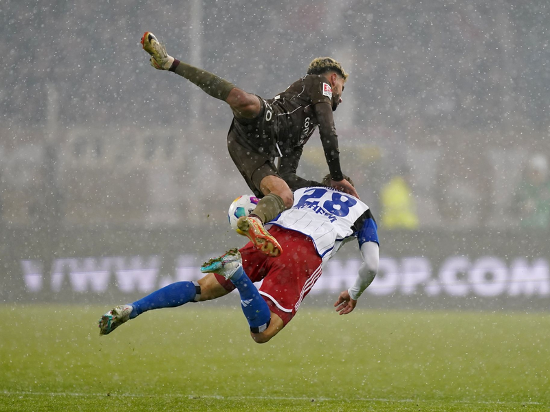 Macht der FC St. Pauli beim Stadtrivalen HSV den Aufstieg perfekt? - Foto: Marcus Brandt/dpa