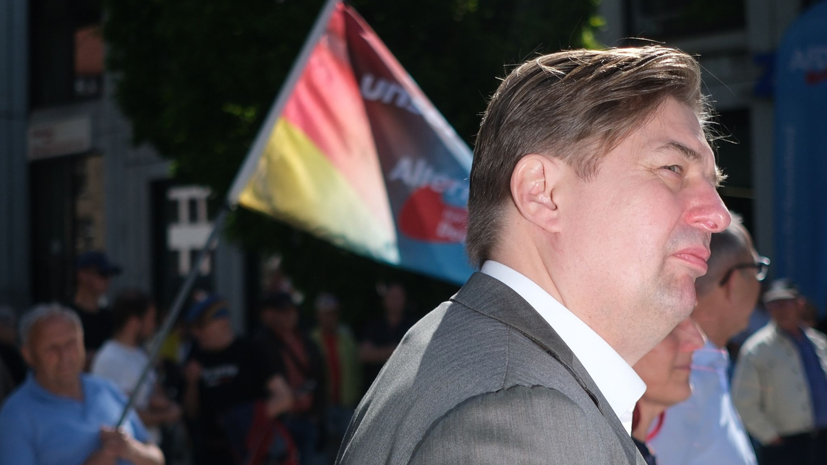 Maximilian Krah ist erstmals nach Bekanntwerden des Spionagefalls bei seinem Mitarbeiter wieder öffentlich aufgetreten. Hier bei einer AfD-Kundgebung in Chemnitz. - Foto: Sebastian Willnow/dpa