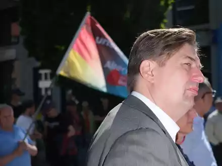 Maximilian Krah ist erstmals nach Bekanntwerden des Spionagefalls bei seinem Mitarbeiter wieder öffentlich aufgetreten. Hier bei einer AfD-Kundgebung in Chemnitz. - Foto: Sebastian Willnow/dpa