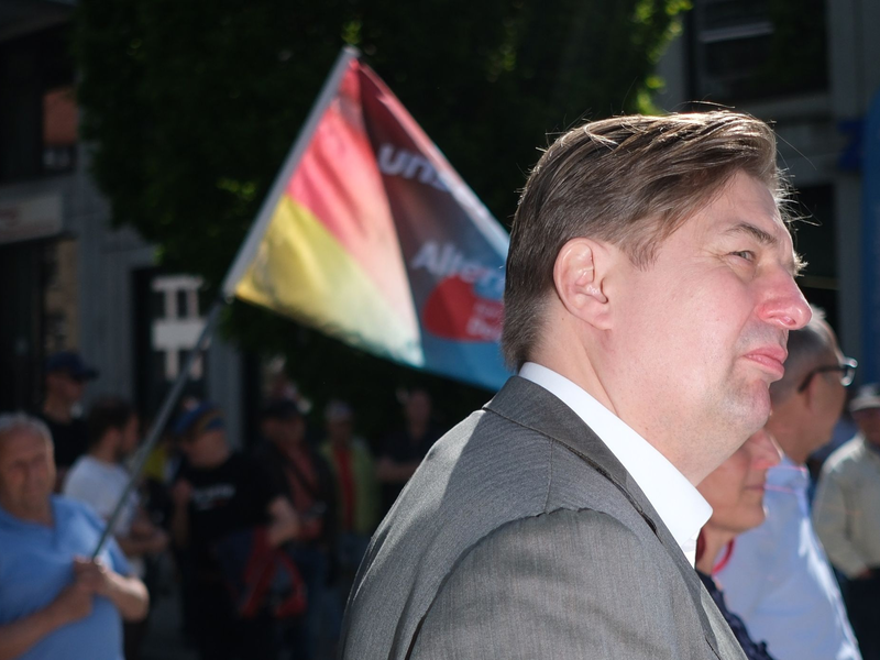 Maximilian Krah ist erstmals nach Bekanntwerden des Spionagefalls bei seinem Mitarbeiter wieder öffentlich aufgetreten. Hier bei einer AfD-Kundgebung in Chemnitz. - Foto: Sebastian Willnow/dpa