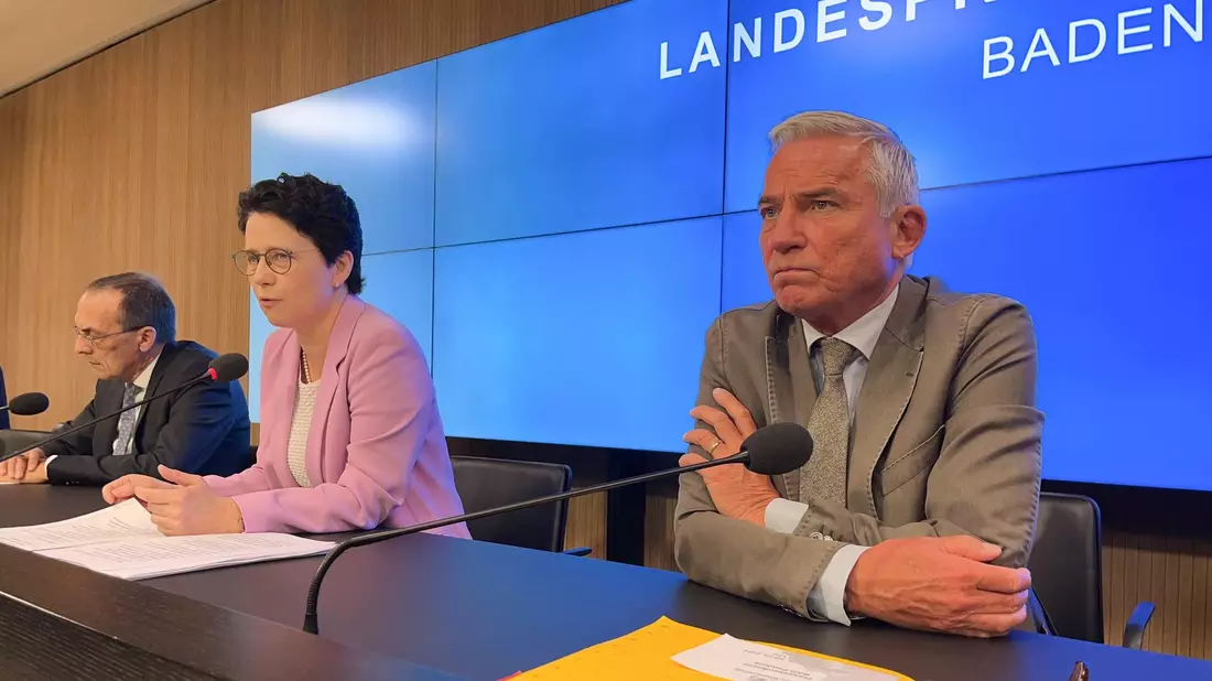 Der baden-württembergische Innenminister Thomas Strobl (r) und Landesjustizministerin Marion Gentges informieren über den Schlag gegen ein Netzwerk an Telefonbetrügern. - Bild: Nico Pointner/dpa