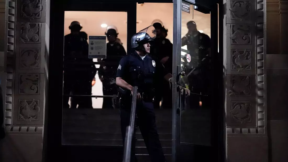 Polizei auf dem UCLA-Campus in der Nähe eines von pro-palästinensischen Demonstranten errichteten Lagers. - Bild: Ryan Sun/AP/dpa