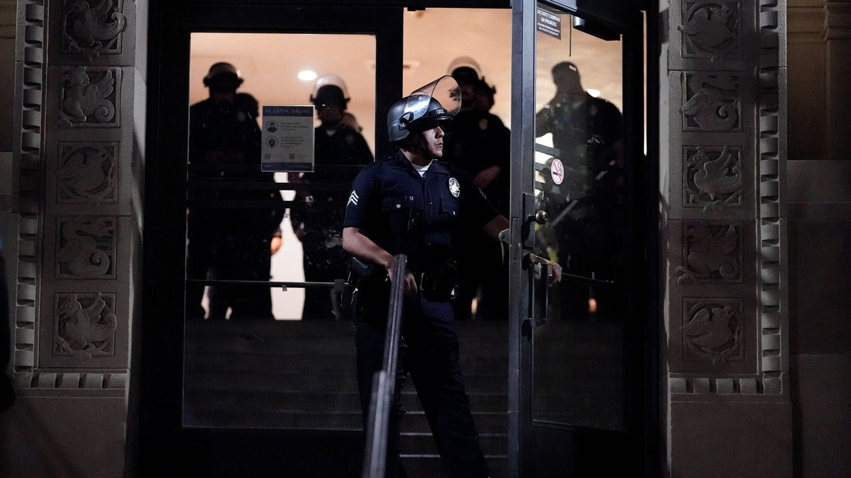 Polizei auf dem UCLA-Campus in der Nähe eines von pro-palästinensischen Demonstranten errichteten Lagers. - Foto: Ryan Sun/AP/dpa