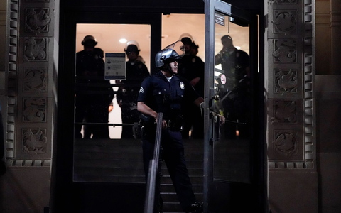 Polizei auf dem UCLA-Campus in der Nähe eines von pro-palästinensischen Demonstranten errichteten Lagers. - Foto: Ryan Sun/AP/dpa