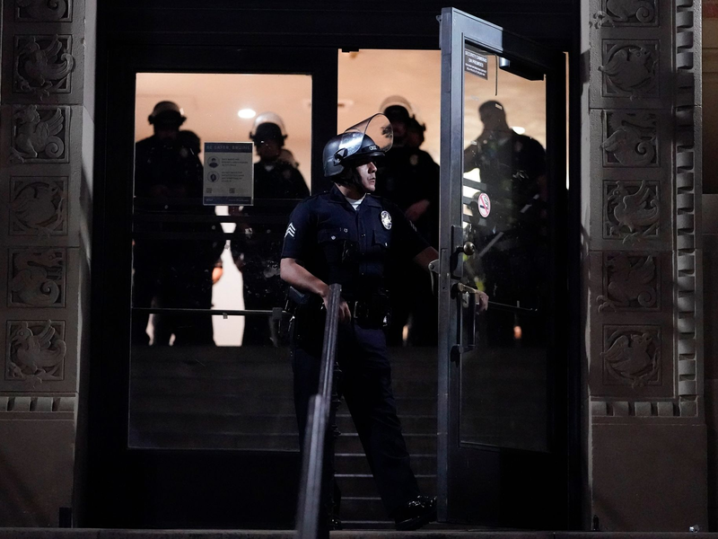 Polizei auf dem UCLA-Campus in der Nähe eines von pro-palästinensischen Demonstranten errichteten Lagers. - Foto: Ryan Sun/AP/dpa