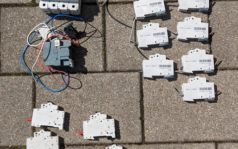 POL-WHV: Polizei sucht Eigentümer und Tatorte nach Sicherstellung eines Schornsteins und diverser Sicherungen - Foto: presseportal.de