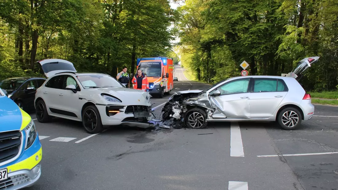 POL-SU: Frontalzusammenstoß zweier Pkw/Drei Personen leicht verletzt - Bild: presseportal.de