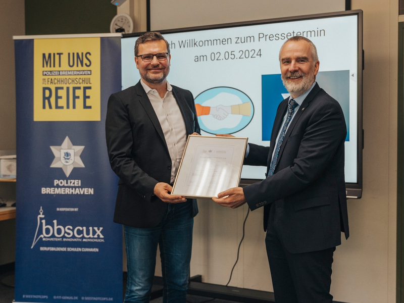 POL-Bremerhaven: Mit der Polizei Bremerhaven auf dem Weg zur Fachhochschulreife - Neuer Kooperationsvertrag macht es möglich - Foto: presseportal.de