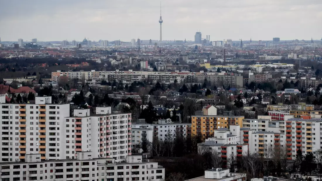 Die Hochhäuser der Gropiusstadt im Süden von Berlin. Die zwischen 1962 bis 1975 errichtete Großwohnsiedlung gilt als sozialer Brennpunkt. - Bild: Britta Pedersen/dpa-Zentralbild/dpa
