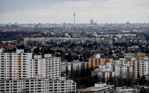 Die Hochhäuser der Gropiusstadt im Süden von Berlin. Die zwischen 1962 bis 1975 errichtete Großwohnsiedlung gilt als sozialer Brennpunkt. - Foto: Britta Pedersen/dpa-Zentralbild/dpa