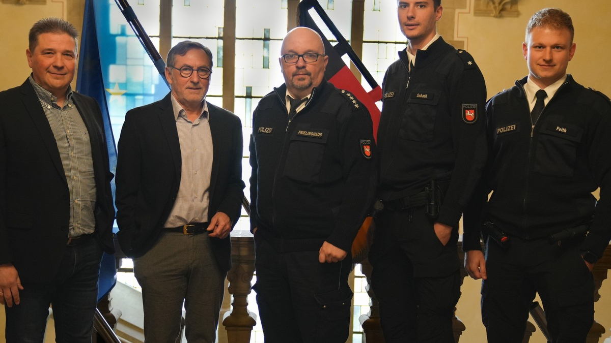 POL-OS: Zwei Menschenleben gerettet - Polizeipräsident belobigt Polizisten aus Ostfriesland - Foto: presseportal.de