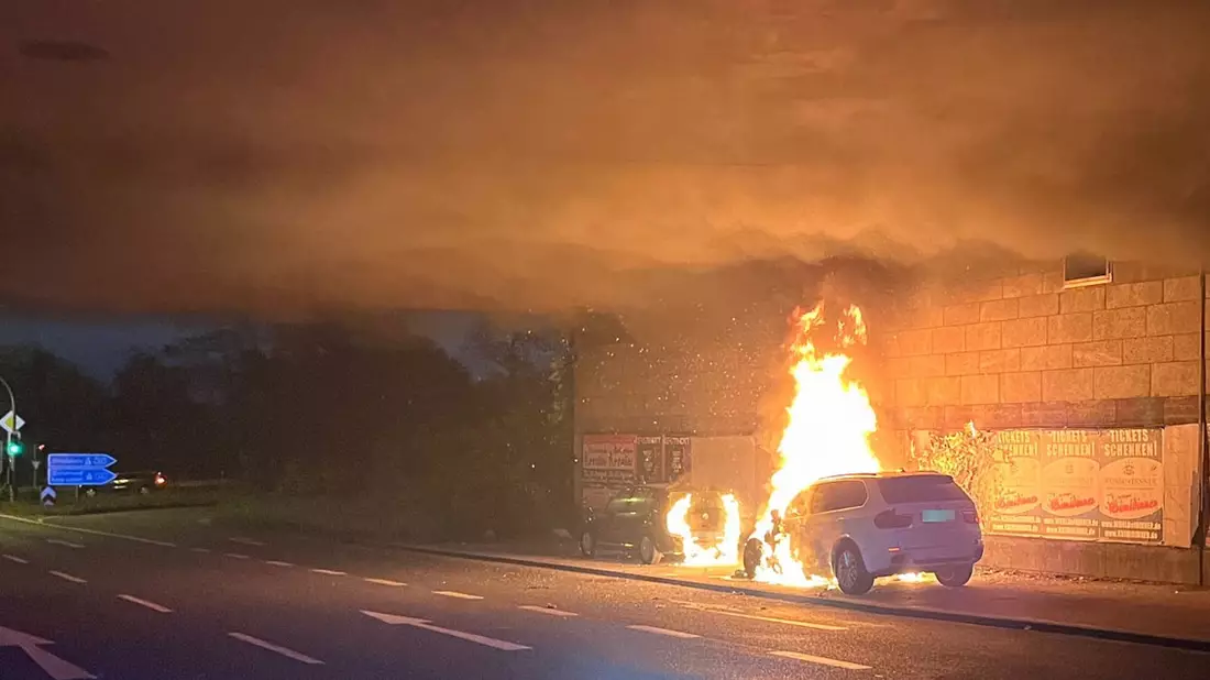 POL-DU: Mittelmeiderich: Zwei Autos in Vollbrand - Kripo sucht Zeugen - Bild: presseportal.de