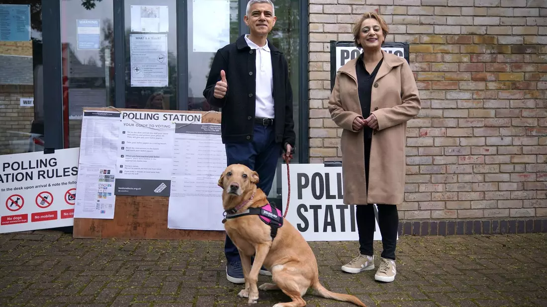 Londons amtierender Bürgermeister Sadiq Khan und seine Frau Saadiya Ahmed kamen samt Hund zur Stimmabgabe. - Bild: Yui Mok/PA Wire/dpa