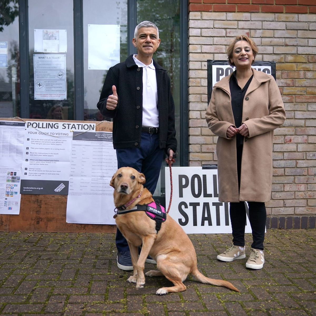 Londons amtierender Bürgermeister Sadiq Khan und seine Frau Saadiya Ahmed kamen samt Hund zur Stimmabgabe. - Foto: Yui Mok/PA Wire/dpa