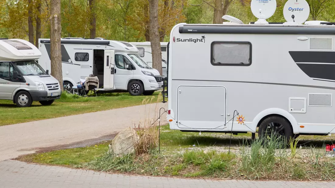 Wohnwagen-Platz in Scharbeutz. Im europaweiten Vergleich liegt Deutschland mit seinem bundesweiten Schnitt von 27,52 Euro weiter im oberen Mittelfeld. - Bild: Georg Wendt/dpa