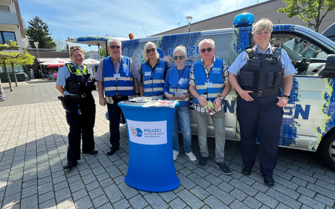 POL-ME: Bezirksdienstbeamtinnen berieten am Streifen-Wagen - Mettmann - 2405010 - Foto: presseportal.de POL-ME: Bezirksdienstbeamtinnen berieten am Streifen-Wagen - Mettmann - 2405010 - Foto: presseportal.de
